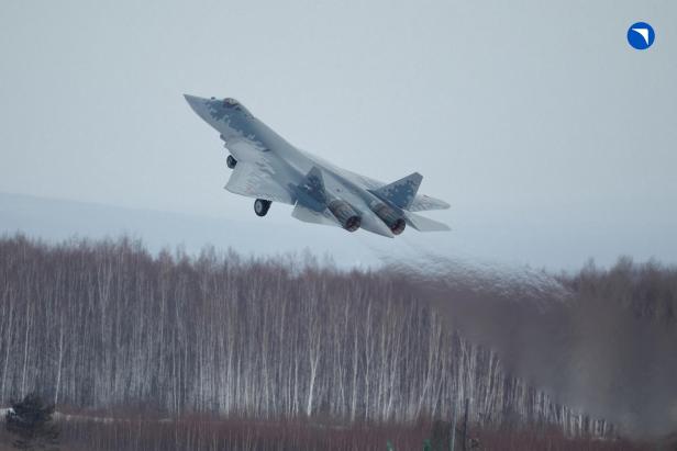 Neue Su-57 hebt ab, im Hintergrund sind Bäume zu sehen