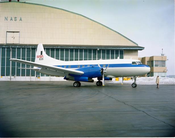 Convair C-131 Samaritan der NASA steht vor einem Hangar
