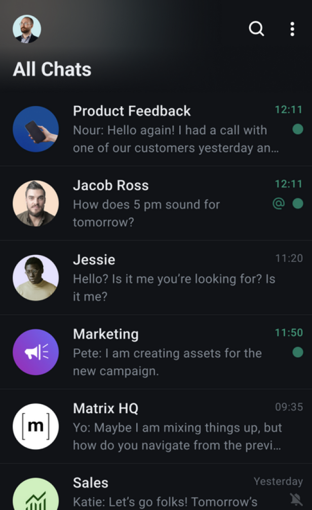 Mehrere Chat-Konversationen mit verschiedenen Kontakten und Nachrichten werden in einer Messenger-App angezeigt.