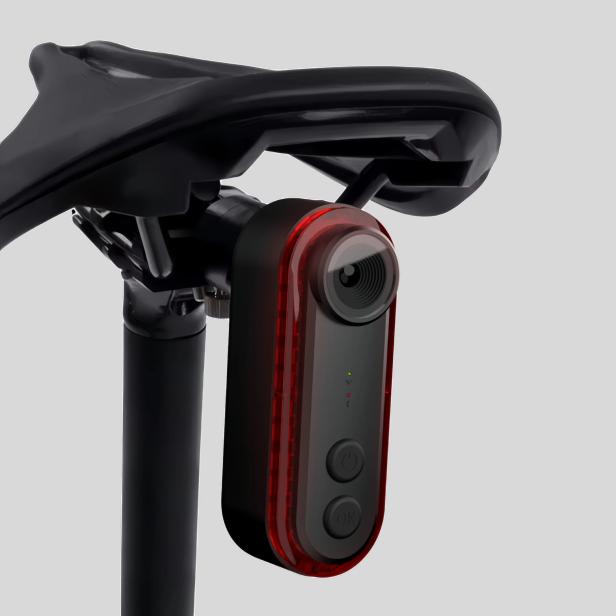 KI-Kamera mit Rücklicht unter einem Fahrradsattel montiert.