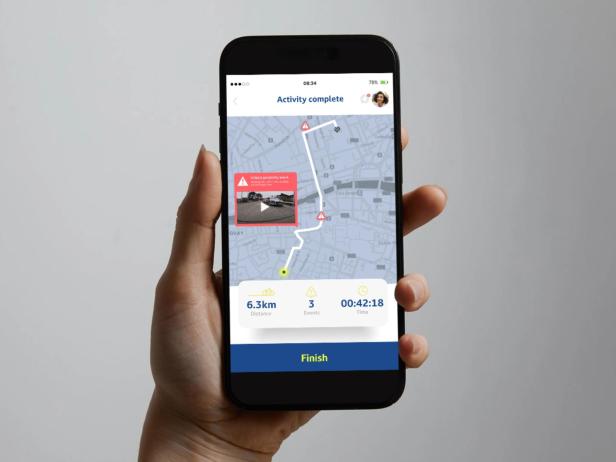 Am Bildschirm des Smartphones ist eine Navigations-App zu sehen