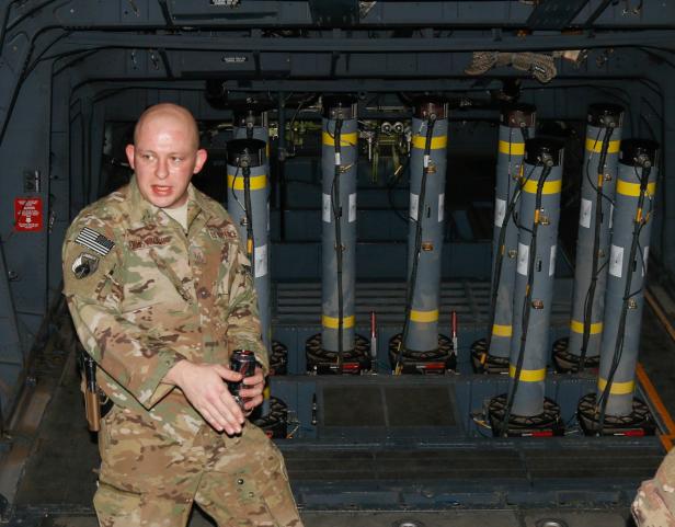 CLTs, die bei der Rampe einer AC-130 installiert wurden