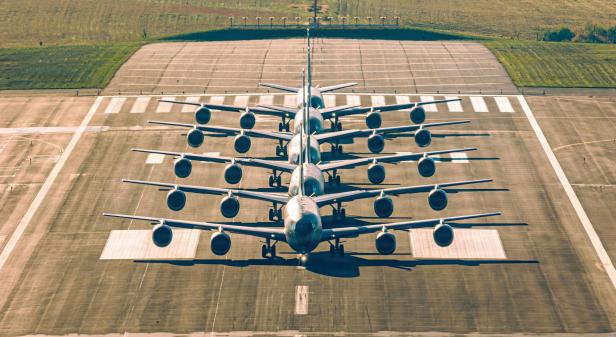 5 KC-135 stehen hintereinander am Flugfeld