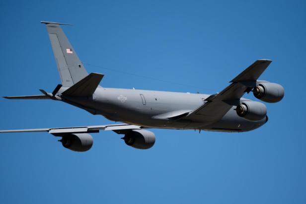US-amerikanisches Tankflugzeug KC-135 im Flug vor blauem Himmel.