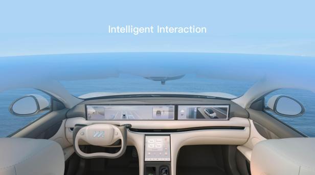 Modernes Cockpit eines Elektroautos mit Yoke-Lenkrad und großem Display.