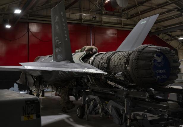 Wartungsarbeiten am Triebwerk einer F-35 der Air Force