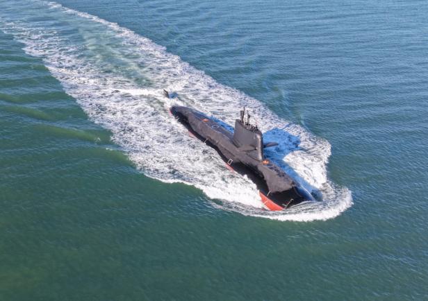 Chinesisches diesel-elektrisches U-Boot der Yuan-Klasse fährt an der Wasseroberfläche.