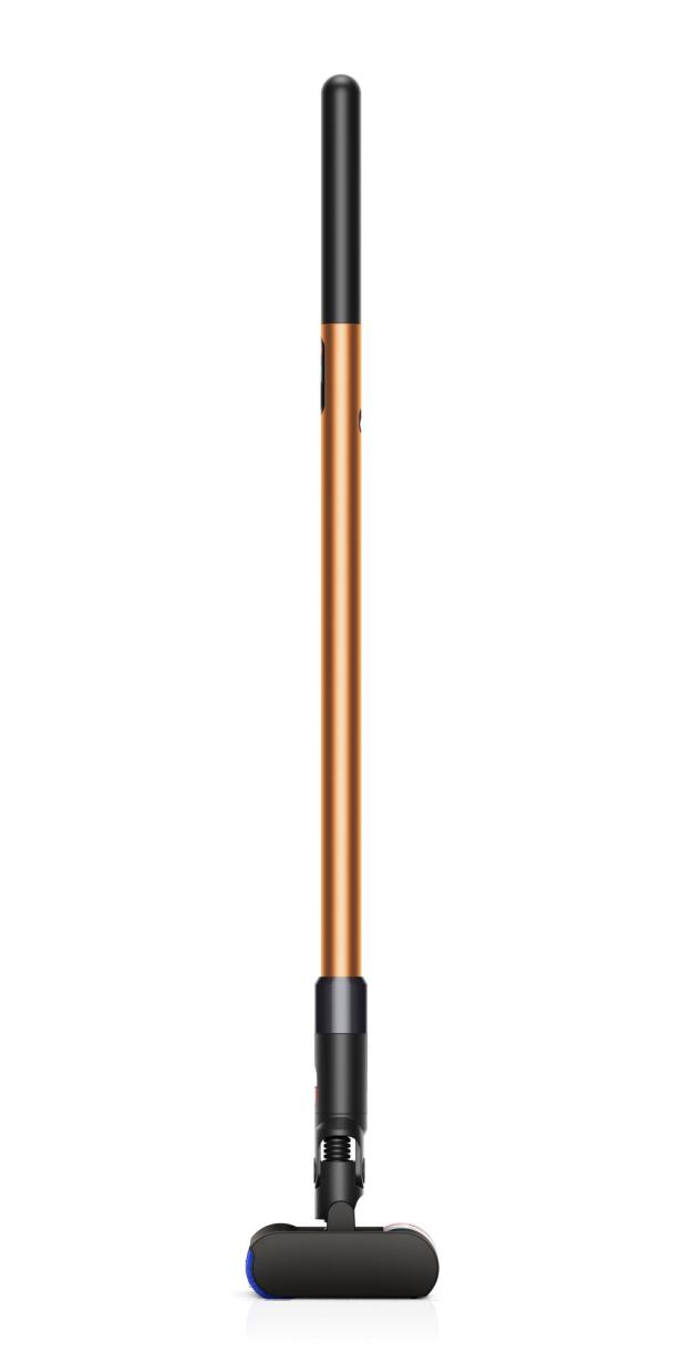 Schlanker, orangefarbener Dyson Nassreiniger PencilWash mit schwarzem Griff auf weißem Hintergrund.