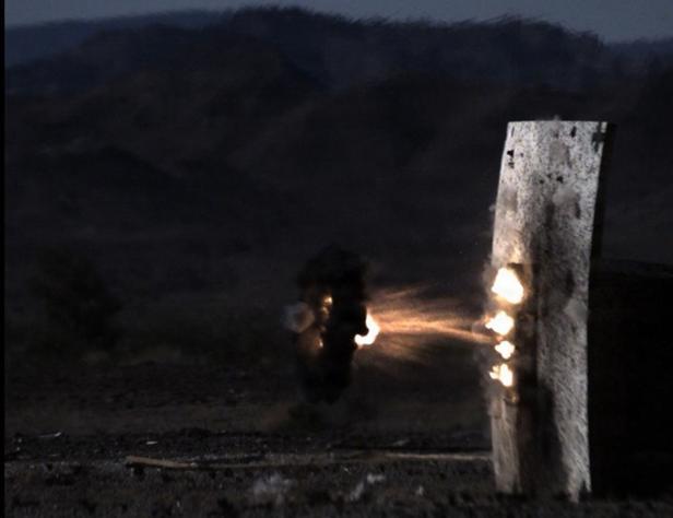XM1225 APEX: Test der US Army. Das Bild zeigt, wie das Projektil im Flug explodiert und Splitter gegen das Ziel schleudert.