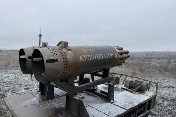 Roboter-Panzer mit Raketenwerfer steht in einer kargen Landschaft