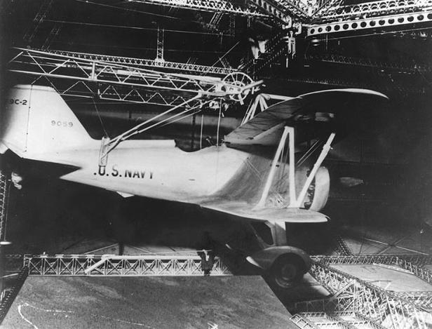 Doppeldecker F9C im Hangar des Luftschiffs USS Akron