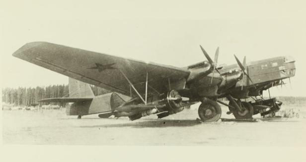 Bomber mit 2 kleinen Flugzeugen unter den Tragflächen steht am Flugfeld