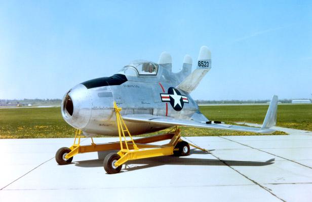 Silbernes Mini-Flugzeug steht auf dem Rollfeld