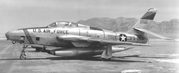 Kampfjet steht auf dem Flugfeld