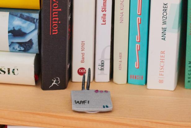 Mini-Router aus FIMO im Bücherregal