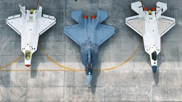 Drei Kaan-Prototypen stehen nebeneinander auf dem Flugfeld, zwei davon unlackiert.