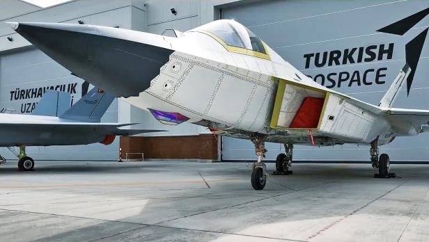 Zwei Prototypen des türkischen Tarnkappenjets Kaan stehen vor einer Halle von Turkish Aerospace.