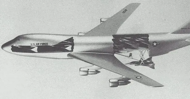 Ein kleiner Kampfjet wird in ein großes Flugzeug geladen