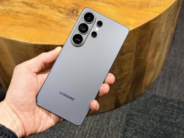 Eine Person hält ein Samsung Galaxy S26 Ultra in der Hand