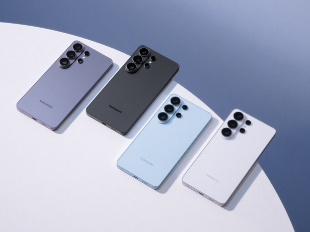4 Smartphones in verschiedenen Farben liegen auf einem weißen Tisch
