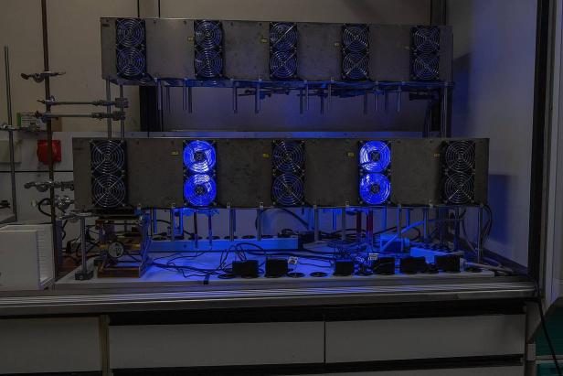 Dieser Photokatalyse-Reaktor wird zur lichtgetriebenen Erzeugung von Wasserstoff genutzt. Die blauen LED-Lichter dienen dabei als Lichtquelle für den photochemischen Prozess