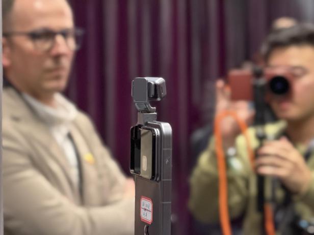 Das Honor Robot Phone von der Seite betrachtet