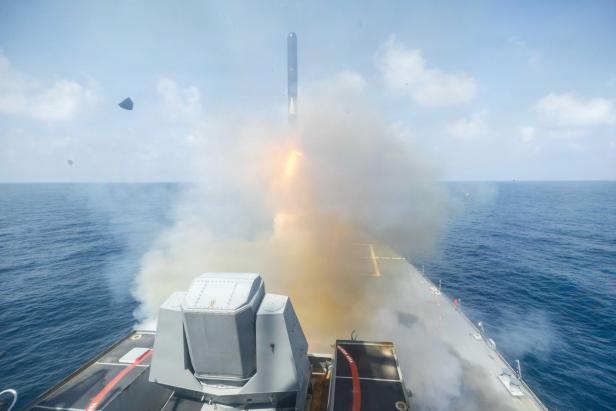 Tomahawk Marschflugkörper startet von einem Schiff aus, das bei sanften Seegang im Meer fährt