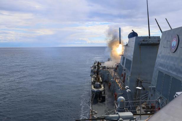 Ein Marschflugkörper wird von einem Kriegsschiff auf offener See gestartet.