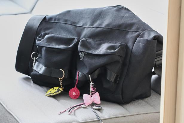 schwarze Tasche mit mehreren bunten Anhängern