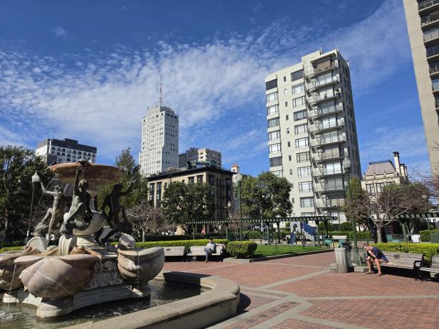 Springbrunnen und moderne Gebäude in einem sonnigen Stadtpark in San Francisco.