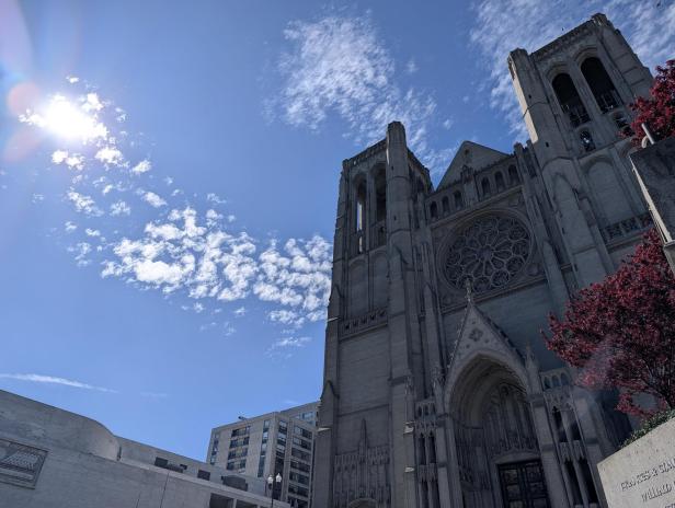 Grace Cathedral in San Francisco bei Sonnenschein und leicht bewölktem Himmel.