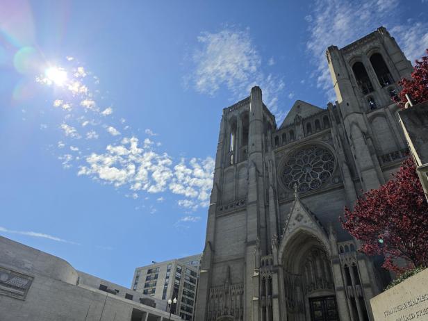 Grace Cathedral in San Francisco bei Sonnenschein und leicht bewölktem Himmel.