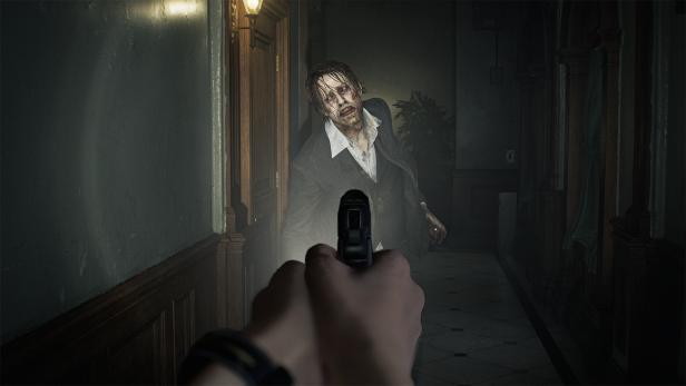 Ein Zombie im Schein einer Taschenlampe