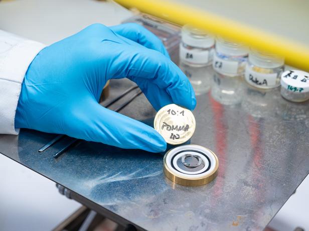 Die Forschenden setzen ihren Elektrolyten probeweise in unterschiedliche Batterie-Prototypen ein. Neben Knopfzellen wie dieser wären in Zukunft auch weiche Batterien denkbar.