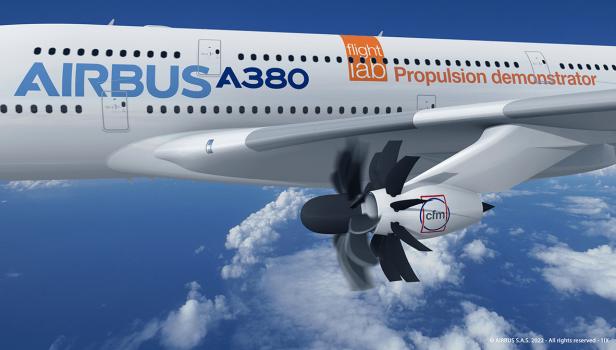Ein Airbus A380 mit Open-Fan-Triebwerk fliegt über den Wolken.