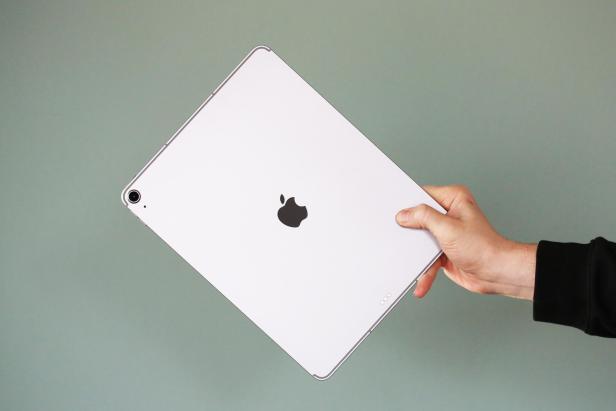iPad Air 13 vor Wand