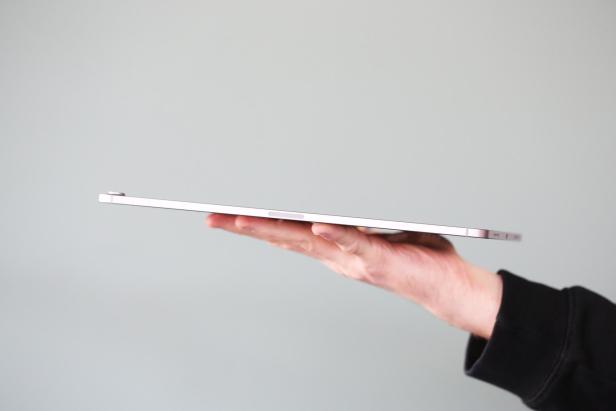 iPad Air 13 auf Handfläche