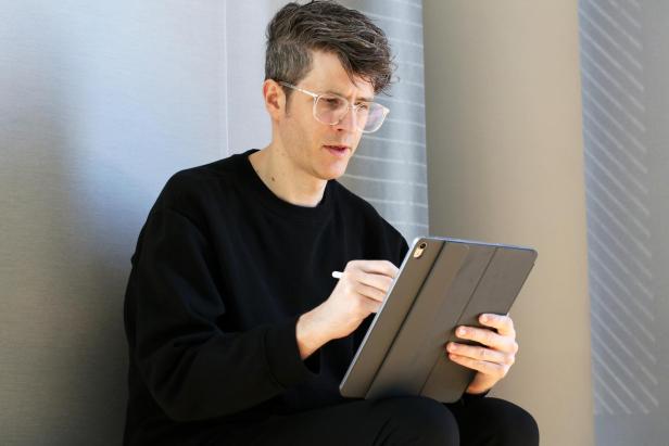 iPad Air 13 sitzend mit Stift