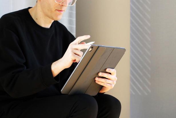 iPad Air 13 sitzend