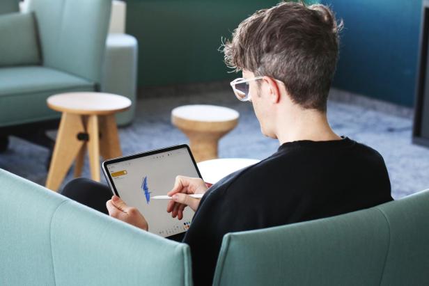 iPad Air 13 auf der Couch mit Stift