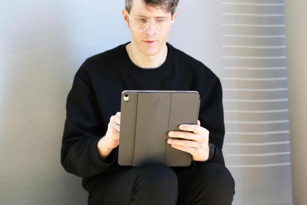 iPad Air 13 auf der Couch mit Stift