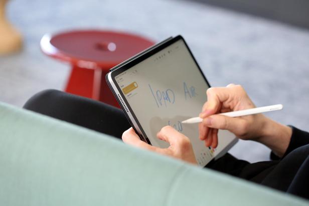 iPad Air 13 auf der Couch mit Stift