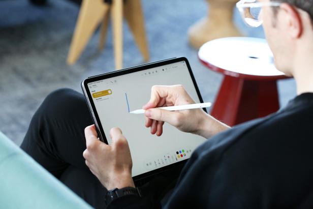 iPad Air 13 auf der Couch mit Stift