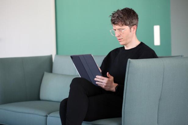 iPad Air 13 auf der Couch