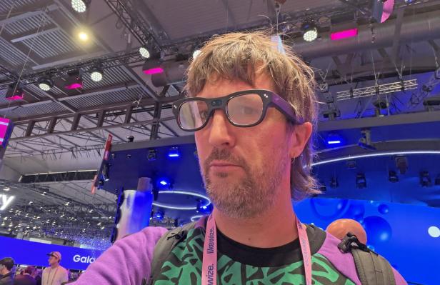 Magenta AI Glasses