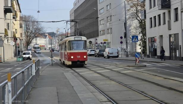 Eine KI-generierte Straßenbahn auf einem Bild einer Straße mit Schienen