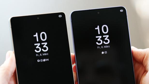 2 Smartphones werden in der Hand gehalten