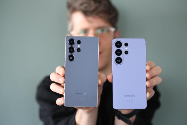 Zwei Samsung-Smartphones werden nebeneinander in die Kamera gehalten, Fokus auf die Rückseiten.