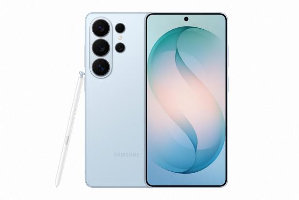 Vorder- und Rückseite des Samsung Galaxy S26 Ultra in Hellblau mit S Pen.