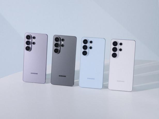 Vier Samsung-Smartphones der S26-Serie in verschiedenen Farben nebeneinander aufgestellt.